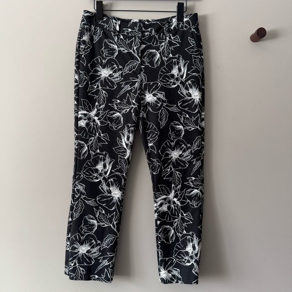 WHBM FLARE CROP PANTS BLACK WITH WHITE FLORAL PRINT SIZE 6 - Picture 1 of 11